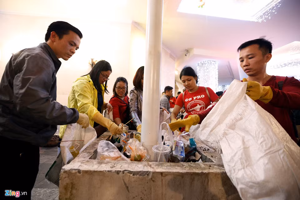 Nhiều người thấy cảnh chướng tai gai mắt cũng phụ giúp công nhân đi nhặt rác bỏ vào bao để thu gọn một chỗ.