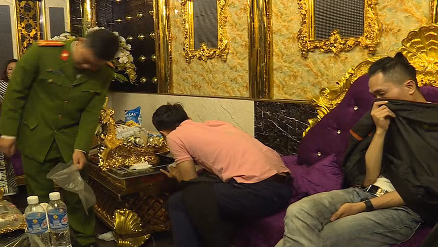 Trinh sat ke phut ap vao 