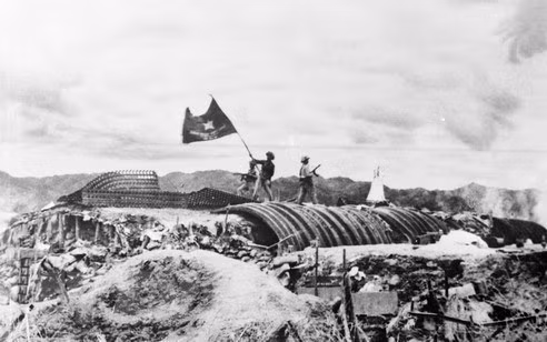 Ngày 7/5/1954, lá cờ Quyết chiến Quyết thắng của Quân đội nhân dân Việt Nam tung bay trên nóc hầm tướng De Casties, chấm dứt cuộc kháng chiến trường kỳ chống thực dân Pháp xâm lược của nhân dân ta. (Ảnh: Tư liệu TTXVN)