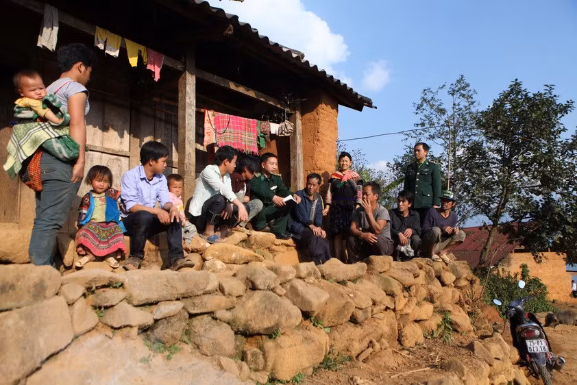 Bộ đội Đồn Biên phòng Dào San tuyên truyền chủ trương, đường lối của Đảng, chính sách, pháp luật của Nhà nước và cách phòng chống bệnh tật, phòng chống tội phạm và tệ nạn xã hội tới người dân bản Sểnh Sảng A, xã Dào San, huyện Phong Thổ, tỉnh Lai Châu. (Ảnh: Quý Trung/TTXVN)