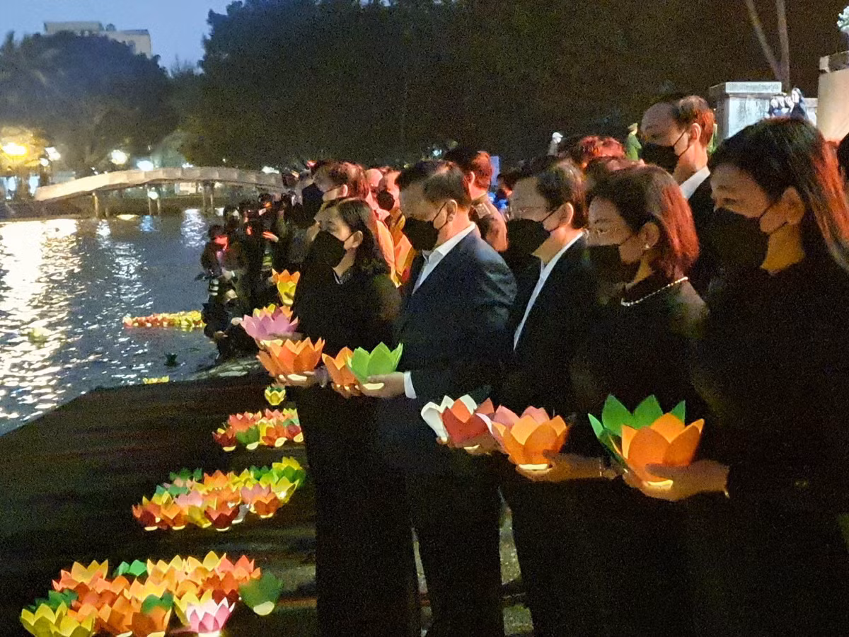 Lãnh đạo TP Hà Nội thả hoa đăng trong Lễ tưởng niệm đồng bào và cán bộ, chiến sỹ hy sinh, tử vong trong đại dịch Covid-19.