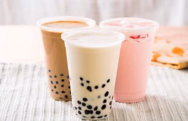 Mặc dù có hương vị thơm ngon và vị ngọt dễ uống nhưng trà sữa lại chứa rất nhiều đường không tốt cho sức khỏe. (Ảnh Retailnews)