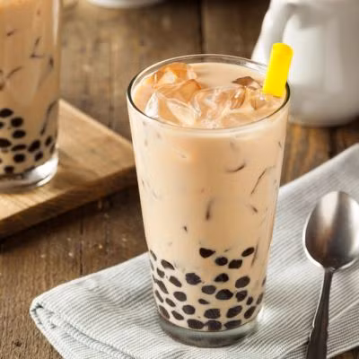 Trong trà sữa còn có hương liệu và phẩm màu thực phẩm. Nếu hai nguyên liệu này được sử dụng quá ngưỡng cho phép có thể dẫn đến ngộ độc cho người sử dụng, nhất là trẻ nhỏ do bộ máy tiêu hóa còn yếu. (Ảnh Recipe4living)