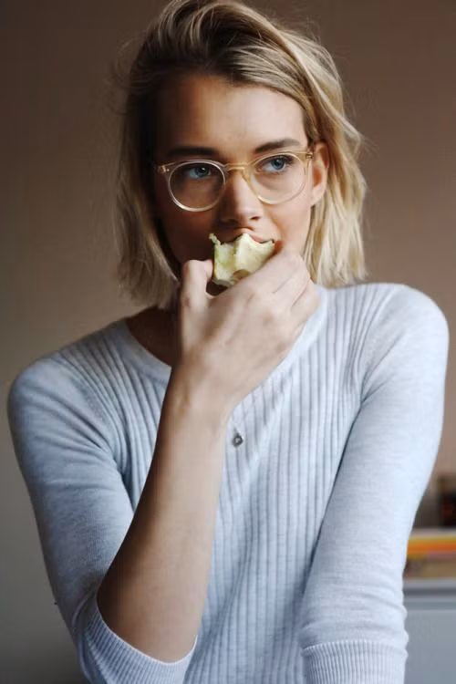 Trong khi đó, nhiều người có thói quen đeo kính trễ xuống phía dưới và ngước nhìn theo kính. (Ảnh Sightsaversindia)