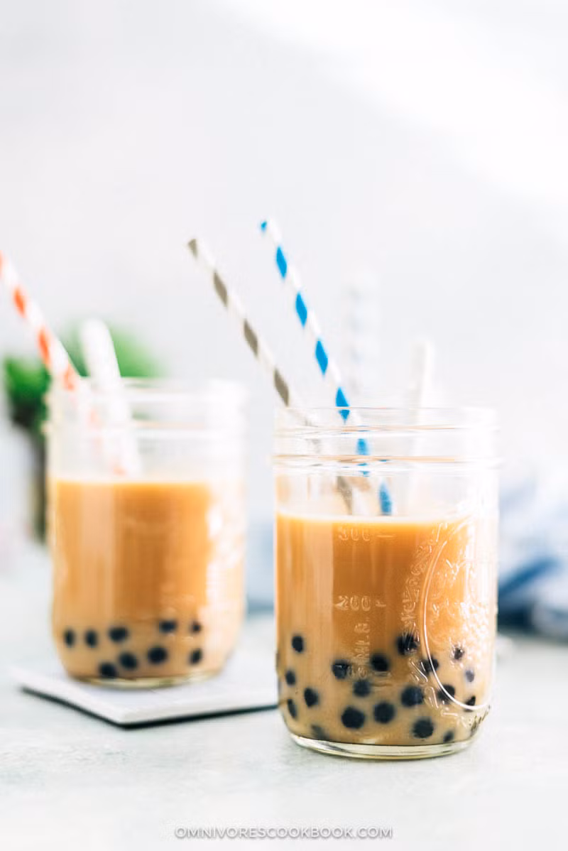 Uống nhiều trà sữa khiến lượng đường nạp vào cơ thể tăng cao, từ đó dẫn đến tình trạng thừa cân, béo phì, thậm chí là sỏi thận do thừa canxi. (Ảnh Omnivorescookbook)