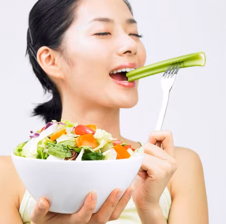 Để tận dụng tốt nhất nguồn dinh dưỡng có trong thực phẩm, bạn nên chọn đúng thời điểm phù hợp để thưởng thức chúng. (Ảnh Biquyetchamsocda)