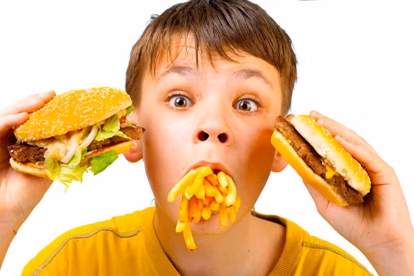 Vì vậy mà nếu bạn ăn quá nhanh trong một thời gian dài có thể gây ra tình trạng đau dạ dày. Ảnh Rbl.