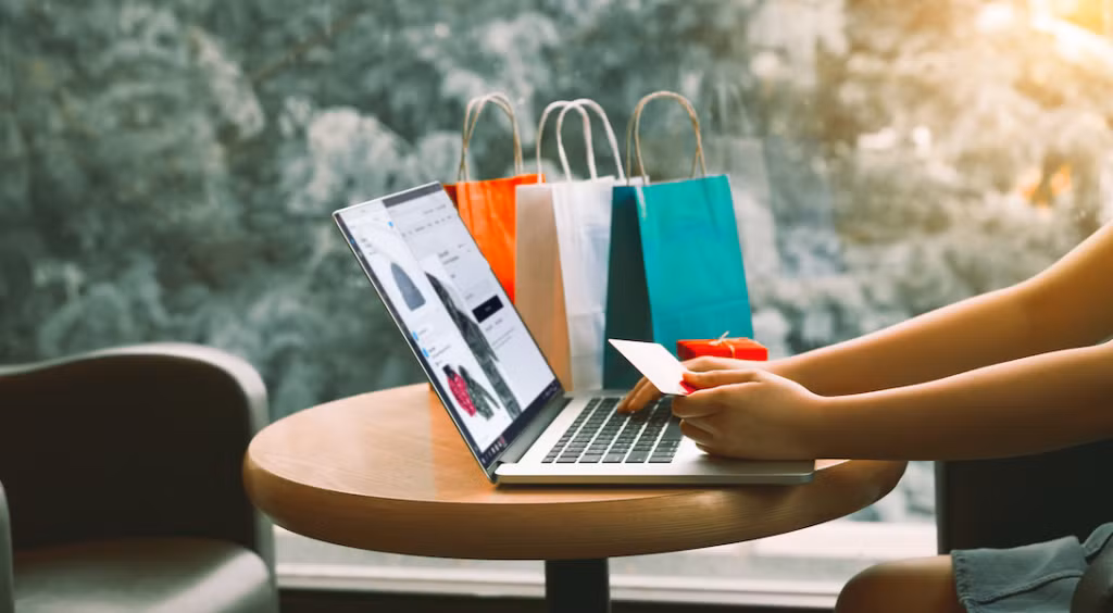 Chi 800 tỷ đồng/ ngày, người Việt mua mặt online hàng gì? Chi 800 ty dong/ ngay, nguoi Viet mua mat online hang gi?