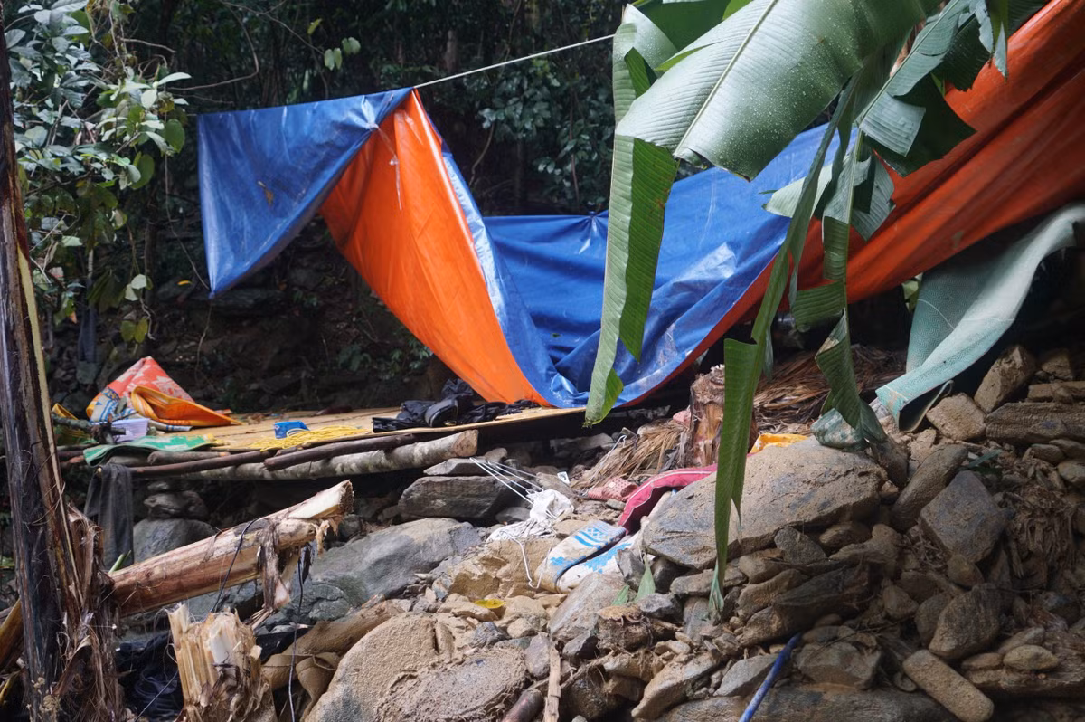 Lúc này, có 18 công nhân Công ty CP Đầu tư và Xây dựng Thanh Xuân (Hà Nội) đang trú mưa trong lán tạm, bất ngờ ngọn đồi sạt lở khiến 3 công nhân bị đất đá vùi lấp tử vong, 4 người bị thương, 11 người chạy thoát an toàn.