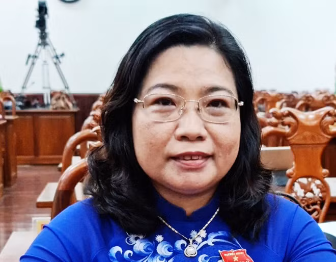 Bà Hồ Thị Cẩm Đào, 49 tuổi, quê ở xã Vĩnh Lợi, huyện Thạnh Trị, Sóc Trăng, có trình độ thạc sĩ Quản lý công, cử nhân ngành Hành chính, cao cấp Lý luận chính trị. 