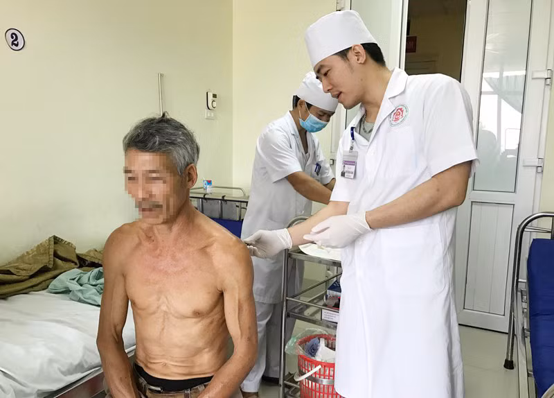 Con rể vác dao sát hại bố mẹ vợ: Do mâu thuẫn vợ chồng nên vợ của Lưu Văn Nghĩa (SN 1985, Thái Nguyên) bỏ về nhà bố mẹ đẻ. Sau nhiều lần nói chuyện với nhà vợ không thành. Ngày 21/11/2019, Nghĩa đã xuống nhà bố mẹ vợ. Nghĩa dùng dao đâm bà Nguyễn Thị Hằng (SN 1967) và chém ông Ngô Văn Cảnh (SN 1966) bị thương rồi dùng dao tự đâm vào bụng mình. Do vết thương nặng bà Hằng tử vong. (Hình ảnh ông Cảnh).