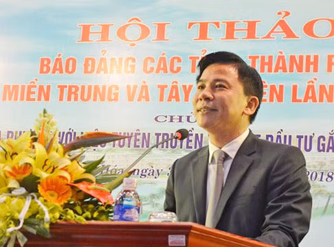 Ông Đỗ Trọng Hưng sinh ngày 5/12/1971, Quê quán: xã Quảng Trung, huyện Quảng Xương, tỉnh Thanh Hóa. Trình độ lý luận chính trị: Cao cấp. Trình độ chuyên môn: Tiến sĩ Triết học, Thạc sĩ Khoa học Xã hội và Nhân văn, Cử nhân Khoa học ngành Chính trị. 