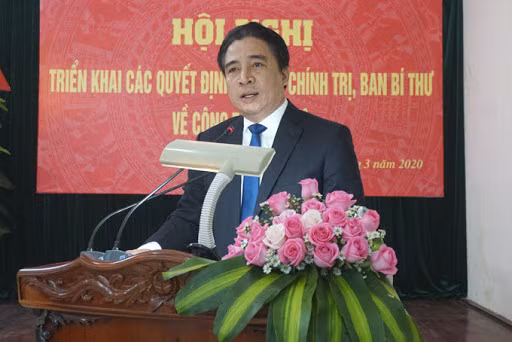 Ông từng giữ chức Chánh văn phòng Tỉnh ủy, Bí thư Thành ủy Cam Ranh, Trưởng ban Tổ chức Tỉnh ủy Khánh Hòa.