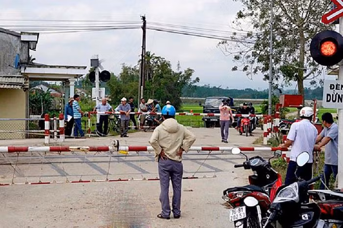  Khởi tố 2 nhân viên đường sắt liên quan vụ tàu hỏa húc ô tô: Ngày 22/6, Công an huyện Bình Sơn (Quảng Ngãi) khởi tố bị can Võ Thị Uyên (31 tuổi, nhân viên gác chắn) và Nguyễn Thanh Cương (44 tuổi, nhân viên trực ban chạy tàu ga Trị Bình, đều ngụ huyện Bình Sơn) về tội Vô ý làm chết người do vi phạm quy tắc nghề nghiệp. 2 nhân viên này liên quan đến vụ tàu hỏa tông ô tô khiến 1 người chết, 2 người bị thương ngày 7/3 do không kéo gác chắn hạ xuống trước khi có tàu hỏa lao tới. 