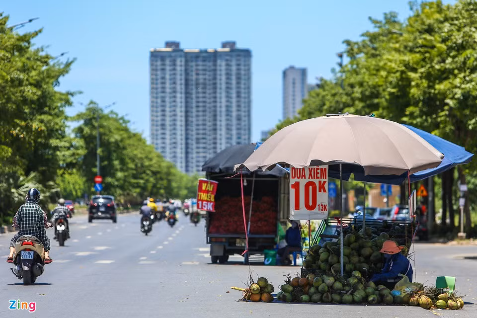 Bên cạnh đó, nhiều hàng quán tự phát bày bán sát đường đi dọc đại lộ khiến tuyến đường càng trở nên nhếch nhác, lộn xộn. 