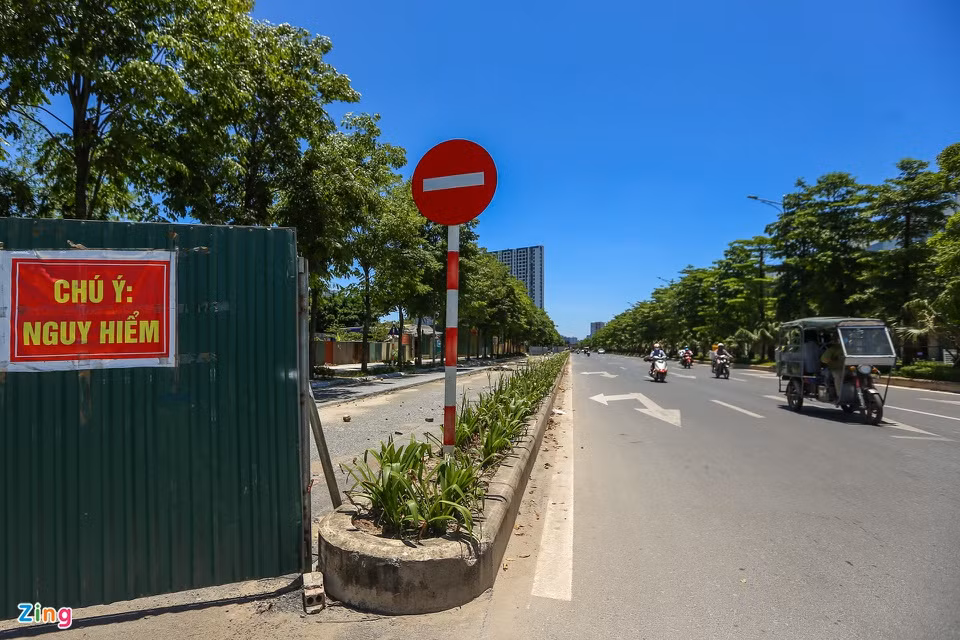 Sau 6 năm thi công, tuyến đường Nguyễn Xiển - Xa La hay còn gọi là đại lộ Chu Văn An được thông xe vào cuối tháng 1/2020. Tuy nhiên, hơn một năm trôi qua, vẫn còn khá nhiều rác thải, một số hạng mục chưa hoàn thành. 