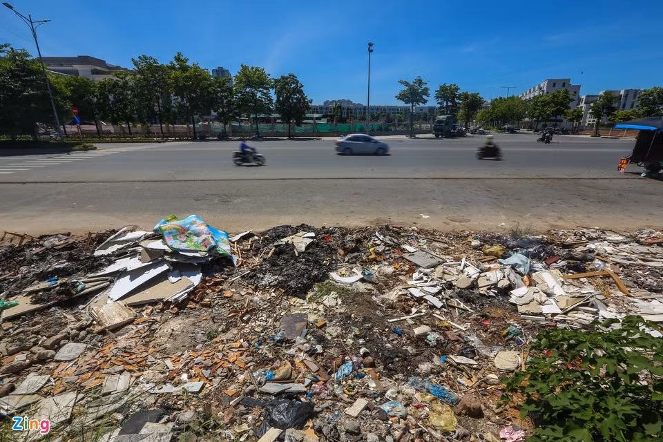 Rác thải ngổn ngang, chất thành đống. Tình trạng đổ trộm và đốt rác vẫn thường xuyên xảy ra.