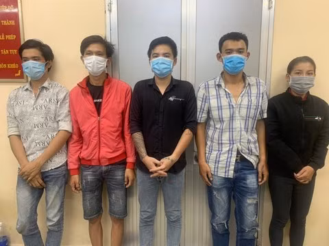  Triệt phá băng nhóm dùng bình hơi cay để cướp ở TP. HCM: Ngày 23/6, Công an TP HCM cho biết, đã triệt phá một băng nhóm chuyên sử dụng bình xịt hơi cay và dụng cụ chích điện để cướp tài sản. Theo cơ quan điều tra, từ đầu tháng 6 đến nay băng nhóm nói trên đã gây ra 6 vụ cướp trên địa bàn quận Tân Phú, huyện Củ Chi.