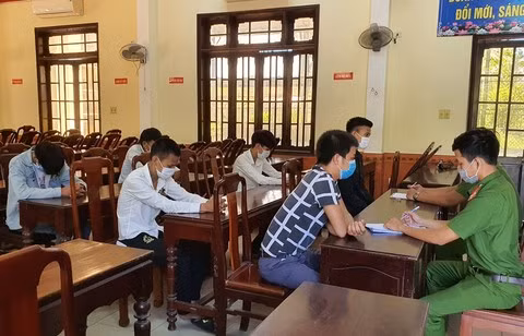  Cho rằng bị nhìn đểu nhóm côn đồ đánh 3 người bị thương: Đang ngồi nhậu ở quán Hải Sản (thị xã Hương Thủy, Thừa Thiên - Huế) Trần Hoàn cho rằng mình bị những người bàn bên cạnh nhìn đểu. Hoàn đã cùng Cao Đình Quý, Trần Hưng, Cao Đình Trung và Lê Văn Hiệu (đều trú thị xã Hương Thủy) xông qua hành hung khiến 3 người bị thương. Ngày 23/6, Công an thị xã Hương Thủy đang làm rõ việc 5 thanh niên có liên quan hành vi Cố ý gây thương tích. 