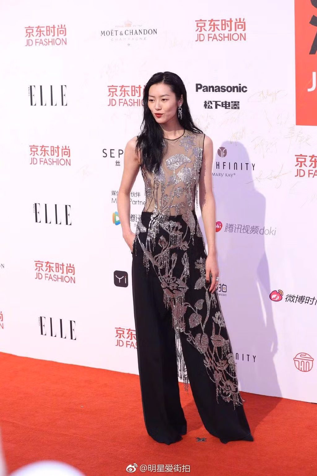 Liu Wen thể hiện đẳng cấp của một siêu mẫu thế giới, khi khoác lên người bộ trang phục xuyên thấu gợi cảm cùng phần vạt chéo khác lạ.