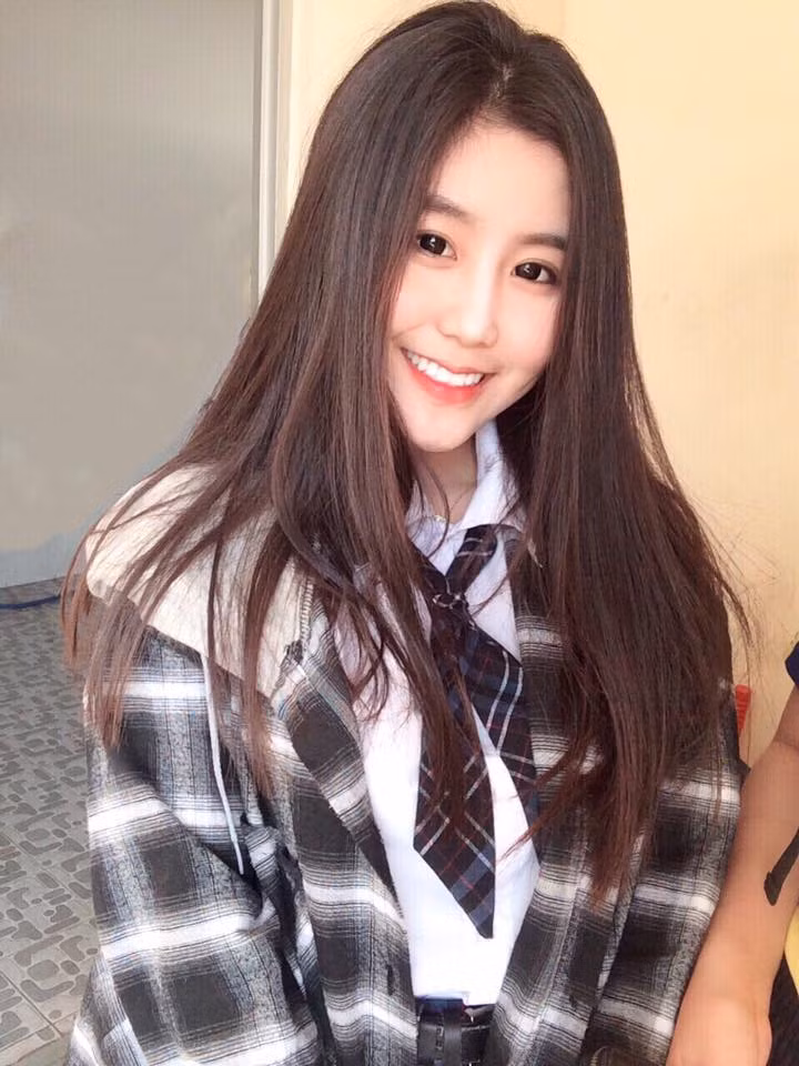 Bất ngờ "nổi tiếng" trên mạng xã hội sau vài bức hình và nhận được cơn mưa khen tặng vì vẻ xinh đẹp "không tì vết", cô nàng Ngọc Trân khá khiêm tốn, tự nhận mình cũng như bao người. "Em rất vui vì em được mọi người thương yêu nhưng em cũng buồn vì một vài người không thích em, em sẽ cố gắng tiếp thu và xem xét, sửa đổi" - Ngọc Trân tâm sự.