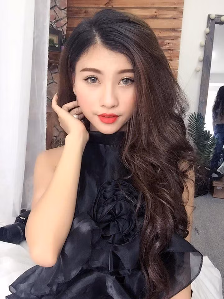 Cô lang y áo yếm ngày nào đã thay đổi khá nhiều trong phong cách thời trang, diễn xuất và lối trang điểm. Khác với vẻ ngây thơ trong bộ ảnh áo yếm, Cẩm Nhung theo đuổi phong cách bốc lửa, có phần hoang dại, thu hút.