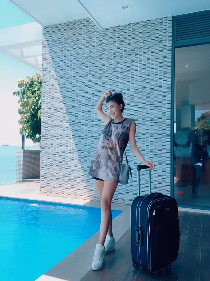 Dù với phong cách nào thì Cẩm Nhung cũng rất thu hút ánh nhìn của người đối diện.