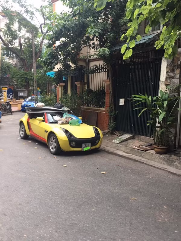 Trong khi đó, số đông ý kiến bình luận cho rằng, việc đỗ xe chắn cửa nhà người khác như vậy là vô ý thức. "Trước cửa nhà người ta dán giấy không đỗ xe rồi, vẫn cố tình thì "ăn" rác là còn may đấy", "Vô ý thức, thử hỏi, nếu cửa nhà bạn bị chắn như vậy, bạn có tức không". Trong khi các tranh luận chưa ngã ngũ, thì chủ nhân chiếc xe hẳn là người đau đầu nhất vì "xế hộp" bị tàn phá trầm trọng.