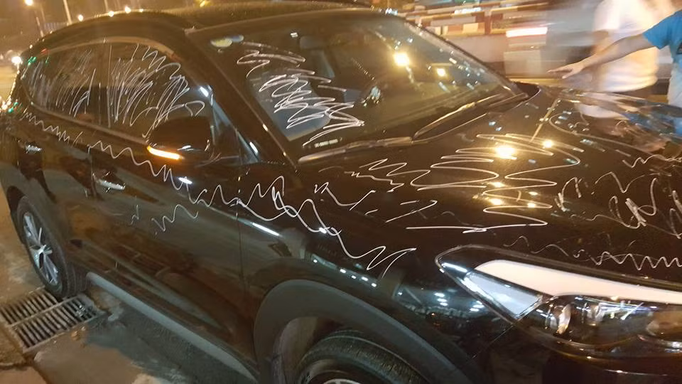 Trong khi đó, có người cho rằng, quan trọng là hành vi ứng xử có văn hóa của cả hai bên, ở Hà Nội việc tìm một chỗ đỗ xe rất khó khăn, nên việc để xe như vậy là bất đắc dĩ.