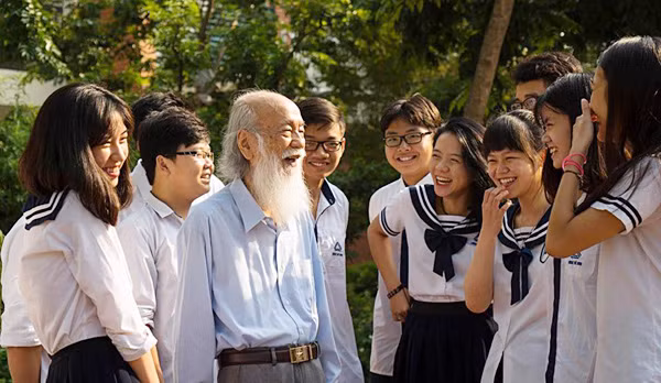 “Hãy trung thực đừng dối trá, hãy vị tha đừng vị kỷ, hãy hòa đồng đừng đố kỵ, hãy cao thượng đừng thấp hèn, hãy độc lập suy nghĩ đừng adua bầy đàn, hãy nói lời thanh cao đừng buông lời tục tĩu”. Ảnh: Đất Việt