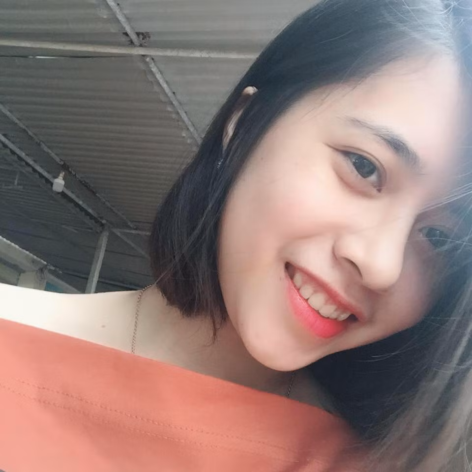 Chia sẻ thêm về bản thân, cô bạn 9X nhảy Bống bống bang bang dễ thương cho hay: "Huyền thích nghe nhạc, lúc rảnh thì hay đi chơi với bạn. Lên đại học cũng ít bạn nên Huyền hay ngại trước đám đông, tính khí khá rụt rè".
