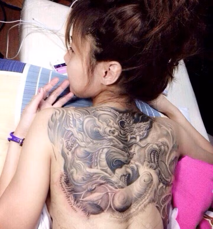 Đinh Good OtaNi, sinh năm 1995, sống tại thành phố Biên Hoà, Đồng Nai sở hữu ba hình xăm lớn trên người, trong đó có một hình được xăm kín cả lưng. Ảnh: Zing