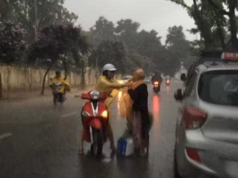 Trong những cơn mưa rào bất chợt, nhiều lòng tốt từ tấm vẫn hiện hữu. Hình ảnh cô gái dừng lại giữa trời mưa dông, mặc áo mưa cho bà cụ vào một buổi chiều tại cổng trường tiểu học Nguyễn Trãi (50 Nam Cao, Ba Đình, Hà Nội) cũng nhận được nhiều bình luận tích cực của dân mạng.