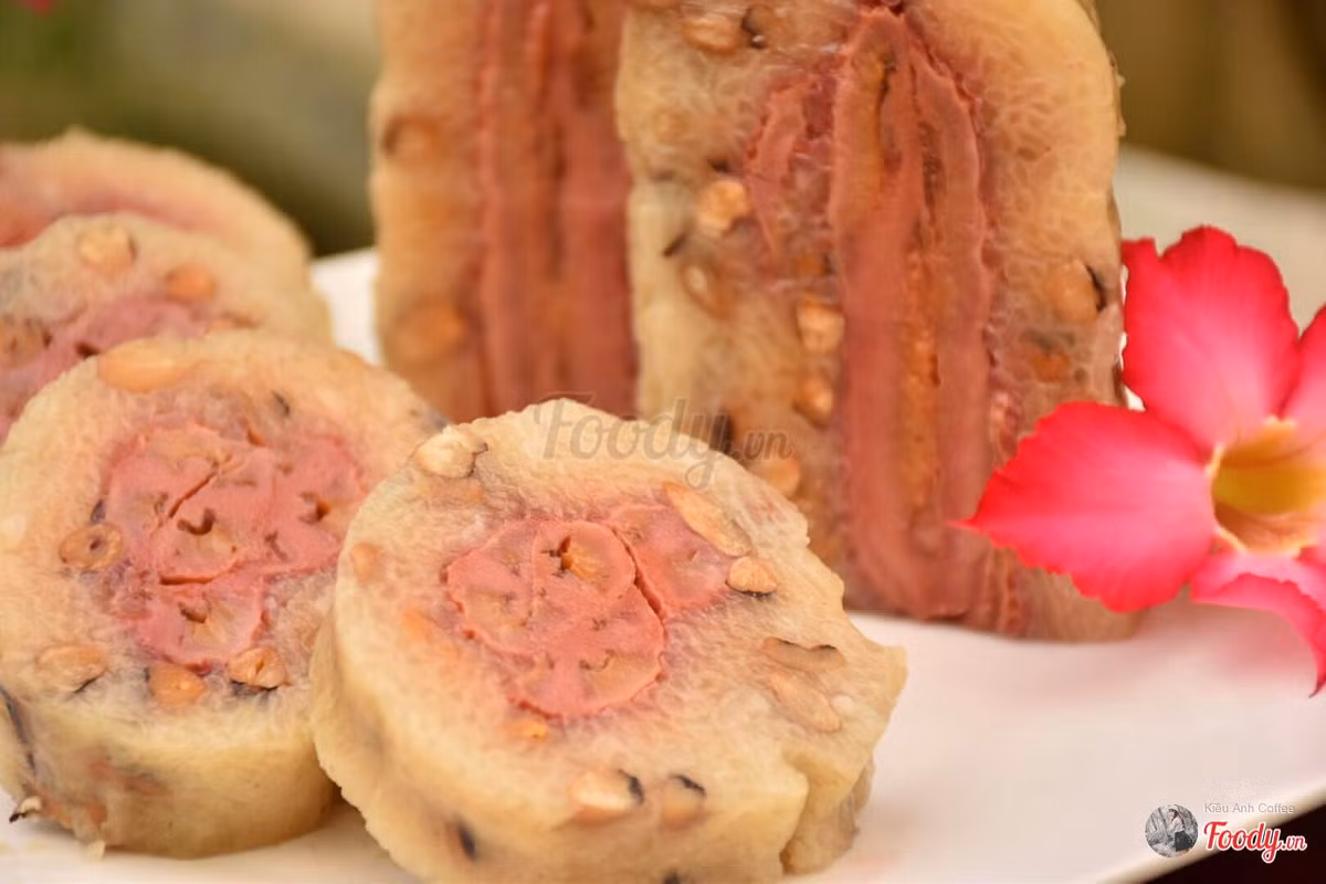 Bánh tét hai màu lạ mắt. Ảnh: Foody.