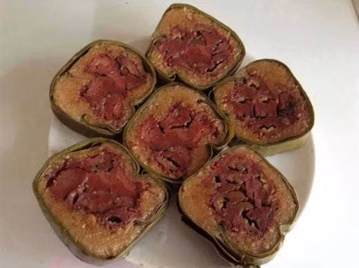 Bánh tét nhân chuối: Đây cũng là món ăn chay phổ biến ở miền Nam. Ngày Tết tại khu vực đồng bằng sông Cửu Long dù thiếu thốn đến mấy thì gia đình nào cũng gói những đòn bánh tét chuối dân dã thơm ngon để đón Tết. Ảnh: Làm sao.