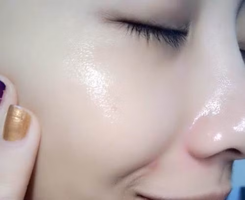  Xu hướng trang điểm năm nay vẫn thiên về một lớp nền mỏng, tự nhiên và có độ bóng vừa phải để dễ dàng tôn lên các đường nét và sự trẻ trung trên khuôn mặt. Một chút phấn highlight được tán trên điểm cao nhất của hai gò má, dọc sống mũi và giữa trán sẽ giúp khuôn mặt có chiều sâu và đầy sức sống. Nguồn ảnh: Boldsky.