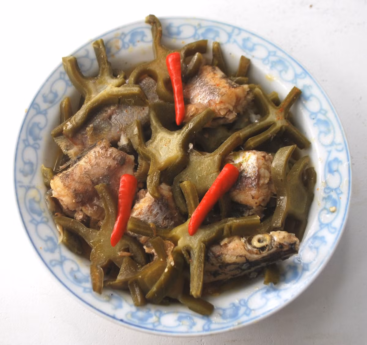 Xương rồng kho cá rất thích hợp ăn vào mùa đông. Vị chua thanh của xương rồng hòa quyện vợi vị tanh của cá đảm bảo mang lại món ăn đậm chất miền Trung.