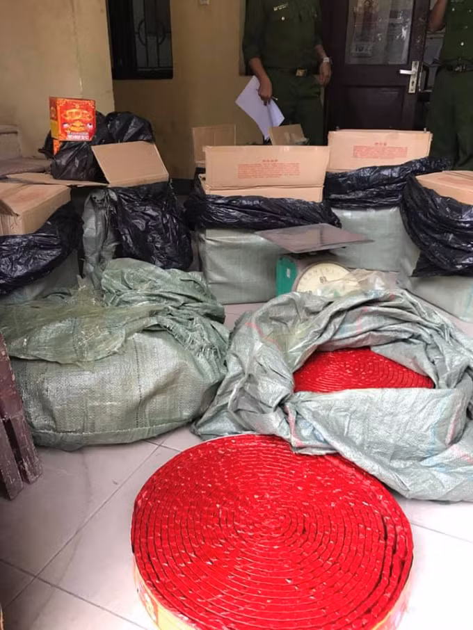Tom gon nu quai thue taxi van chuyen phao lau tu Lang Son ve Ha Noi