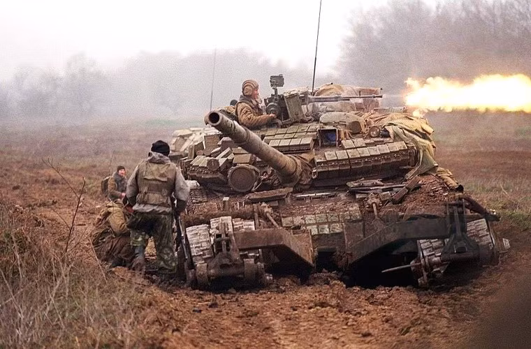 Thứ tư, T-80 là cỗ máy dành cho những người có kinh nghiệm. Đặc biệt là trong điều kiện chiến đấu khi một quyết định cần phải được đưa ra trong tích tắc.