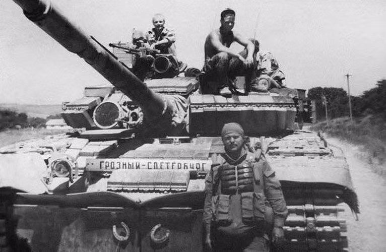 Một số chuyên gia quân sự gọi xe tăng T-80 là "kẻ giết người tự nhiên", tuy nhiên những người khác coi chúng là sai lầm khổng lồ của tổ hợp công nghiệp quân sự Liên Xô.