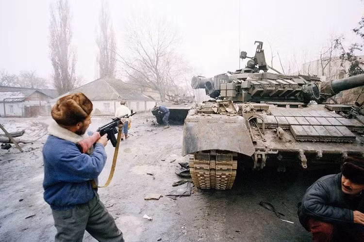 Trong khi đó ở Grozny, điều khiển chiếc chiến xa này hầu hết là những người lính trẻ, đối tượng mà trước đó chỉ tập luyện tại thao trường.