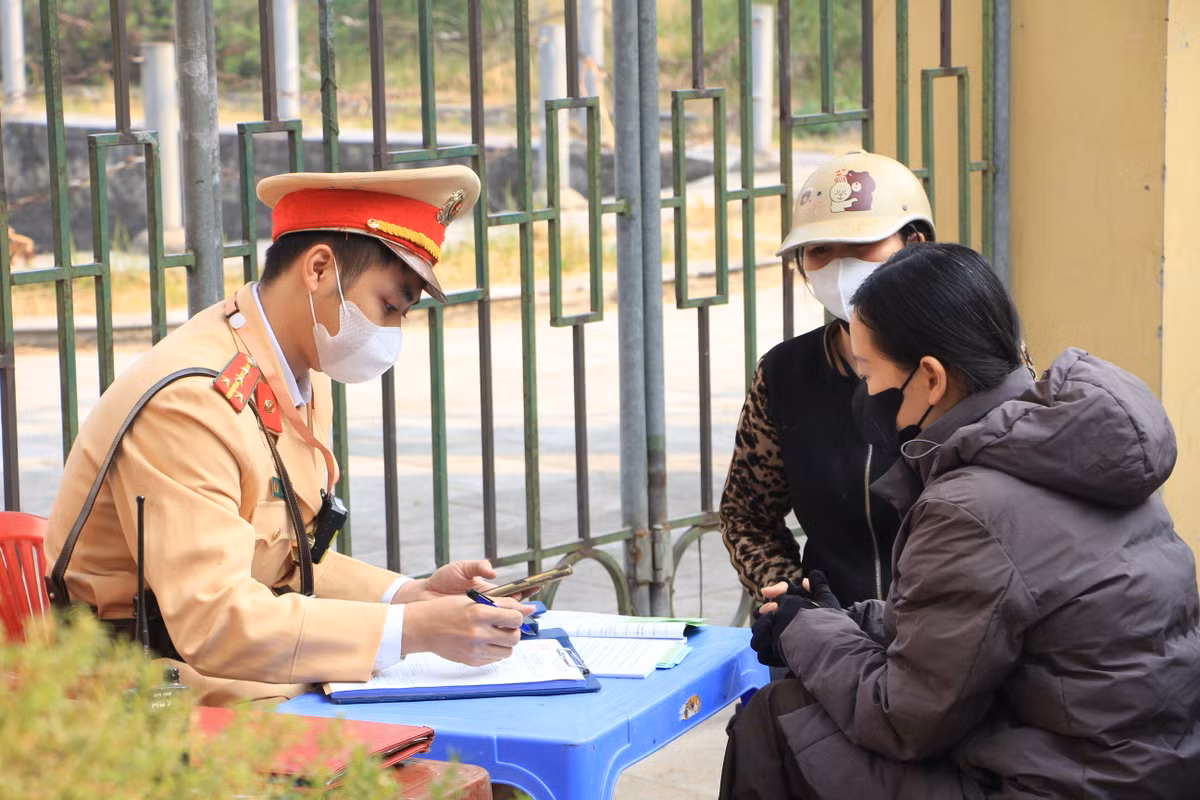 Ban đầu, chị Hoàng Thị Th. (người vi phạm giao thông) không nhận lỗi vi phạm và không đồng ý ký vào biên bản vi phạm giao thông. Tuy nhiên, sau khi được cán bộ CSGT cung cấp, cho xem đoạn video, hình ảnh thể hiện hành vi vượt đèn đỏ, chị Th. đã phải nhận lỗi và chấp hành việc lập biên bản xử phạt.