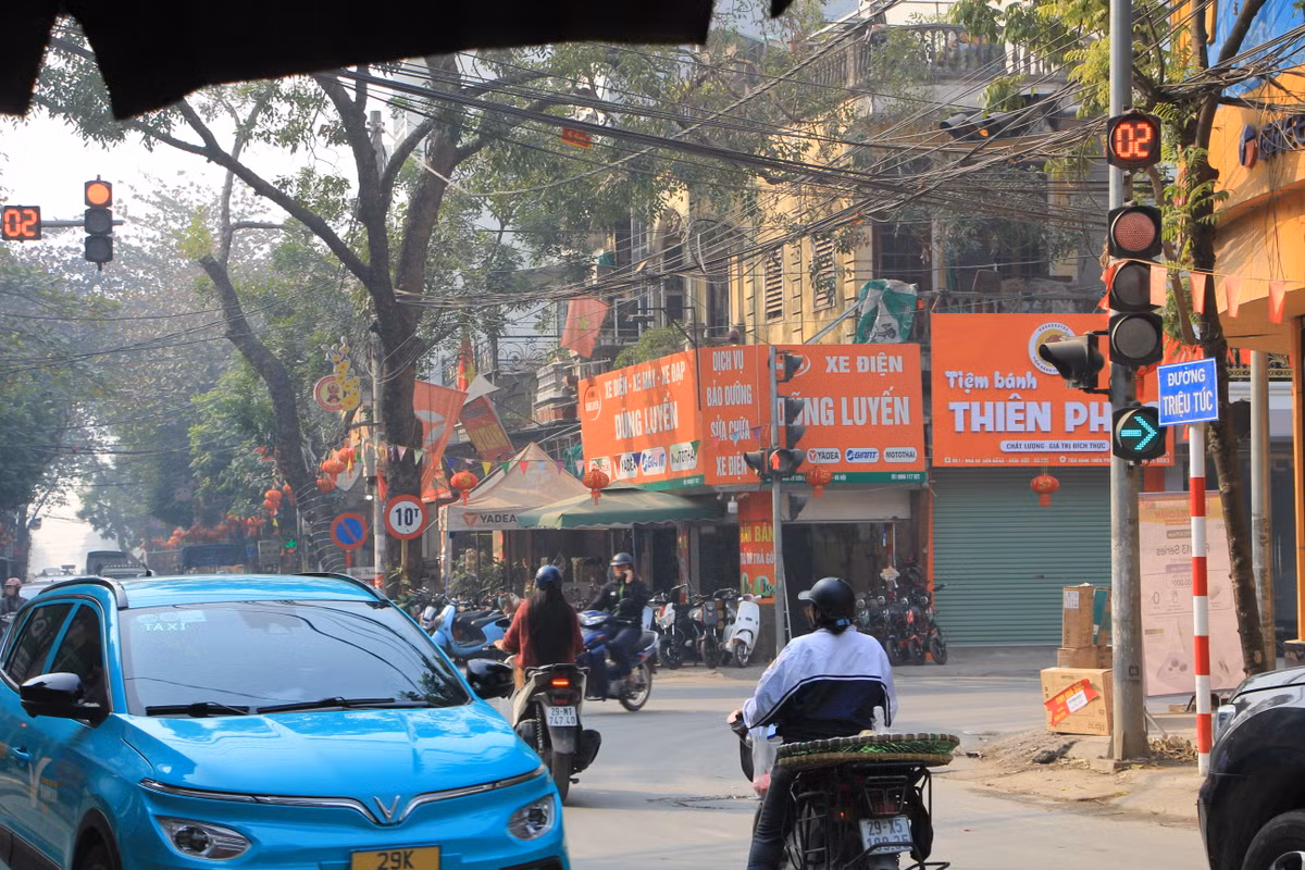 Tại ngã tư Sơn Đồng vẫn còn một số trường hợp cố tình vượt đèn đỏ.