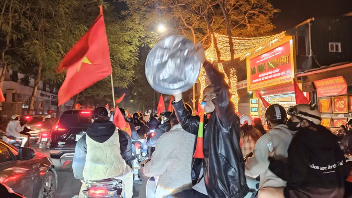 Không khí vui vẻ tràn ngập các tuyến đường Hà Nội. Mọi vật dụng tạo ra âm thanh để cổ vũ cho chiến thắng của đội tuyển Việt Nam đều được tận dụng triệt để trên các tuyến đường.
