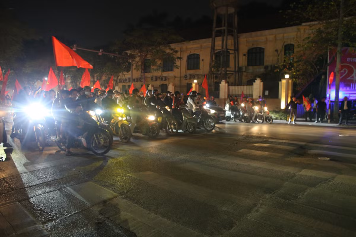Điều đặc biệt của "cơn bão" năm nay chính là các cổ động viên vẫn tuân thủ tín hiệu đèn giao thông với ý thức được nâng cao.