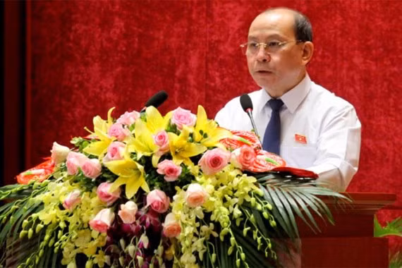 Trình độ chuyên môn: Đại học Kinh tế Quốc dân (chuyên ngành vật giá); Đại học Kinh tế (chuyên ngành kế toán); thạc sĩ quản lý công.