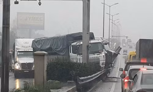 Tai nan lien hoan, xe container roi cam dau xuong chan cau Ha Noi
