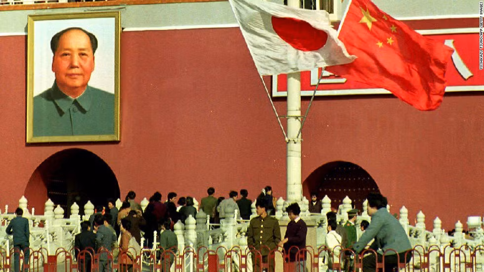 Tháng 10/1992, Nhật hoàng Akihito thăm chính thức Trung Quốc. Đây là lần đầu tiên một Nhà vua Nhật Bản thăm Trung Quốc.