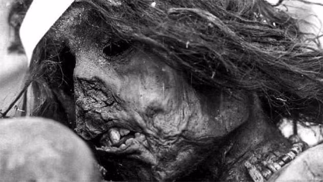 Năm 1985, những người đi bộ đường dài phát hiện một xác ướp trên núi Aconcagua, Argentina. Kết quả kiểm tra cho thấy xác ướp trên là của một bé trai 7 tuổi, chết cách đây khoảng 5 thế kỷ. Cậu bé này là nạn nhân một nghi lễ hiến tế. Do thời tiết cực kỳ khô hanh nên thi hài bé trai 7 tuổi được bảo quản còn gần như nguyên vẹn và trở thành một xác ướp tự nhiên.