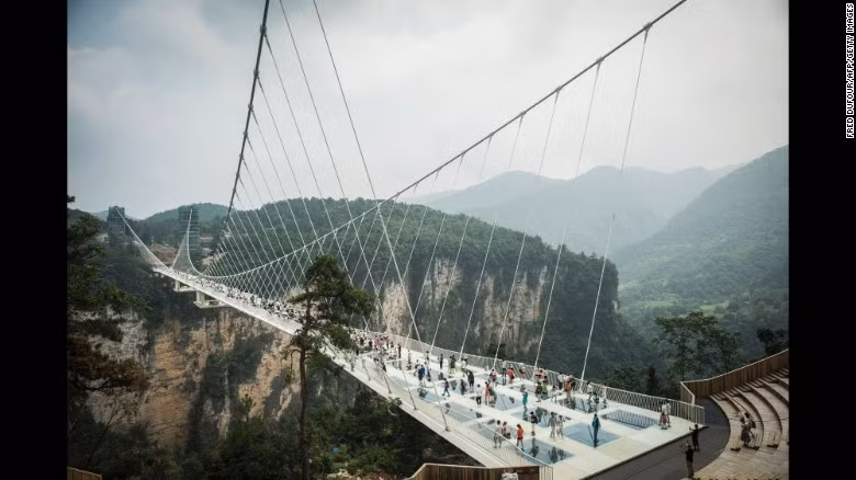 12. Cầu kính qua hẻm Zhangjiajie, Hồ Nam, Trung Quốc. Hãng kiến trúc của Israel Haim Dotan lấy cảm hứng từ bộ phim Avatar và thế giới viễn tưởng để thiết kế cây cầu kính Zhangjiajie, tại tỉnh Hồ Nam, Trung Quốc. Cây cầu này có thể tải 800 người cùng lúc. Khi mở cửa lại vào năm 2017, đây sẽ là cầu kính đi bộ dài nhất thế giới với chiều dài 381m ở độ cao hơn 300 m của hẻm Zhangjiajie. Có chi phí xây dựng 3,4 triệu USD, cây cầu bằng kính trong suốt lấp ló sau những đám mây bồng bềnh như chốn tiên cảnh.